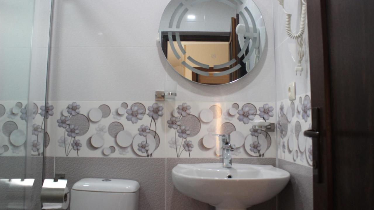 Hotel Tarasa Kutaisi Ngoại thất bức ảnh
